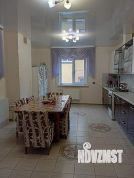 Коттедж 300м&sup2;, 2-этажный, участок 15 сот.  